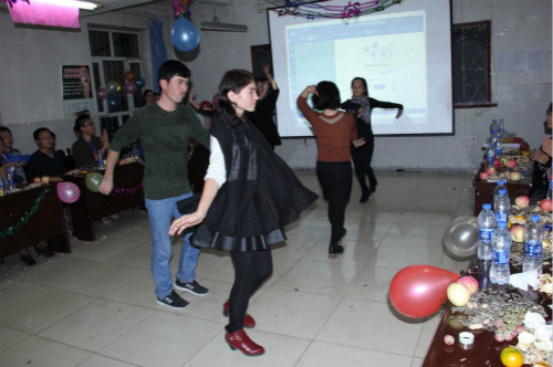 维吾尔族同学表演民族特色舞蹈