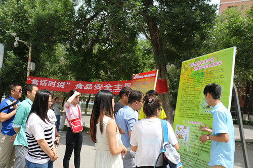 向广大学生讲解合理饮食习惯