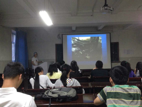 2014级研究生在专心学习实验室安全教育