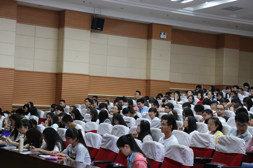同学们认真聆听讲座